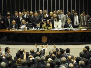 Em clima tenso e marcado por bate-boca, senadores e deputados se reúnem em sessão conjunta do Congresso Nacional e aprovam o requerimento de urgência para análise dos vetos presidenciais à lei que redistribui os recursos dos royalties do petróleo